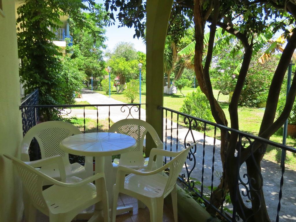 Maritime Hotel Apartments Petaloudes Buitenkant foto