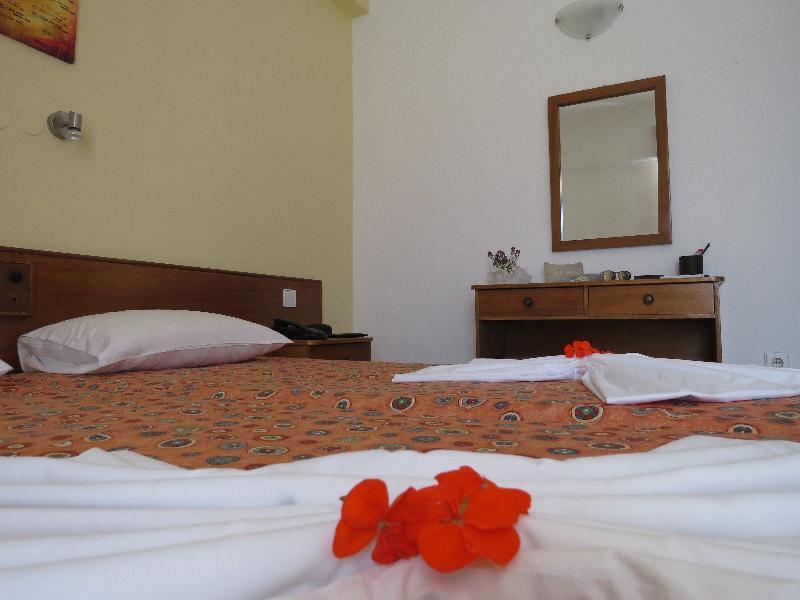 Maritime Hotel Apartments Petaloudes Buitenkant foto