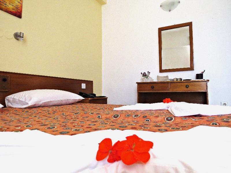 Maritime Hotel Apartments Petaloudes Buitenkant foto