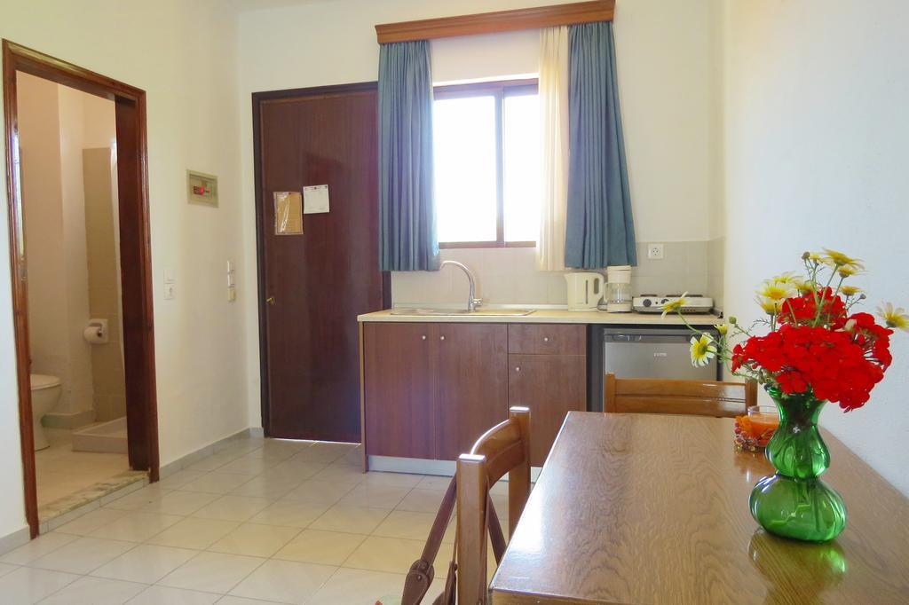 Maritime Hotel Apartments Petaloudes Buitenkant foto