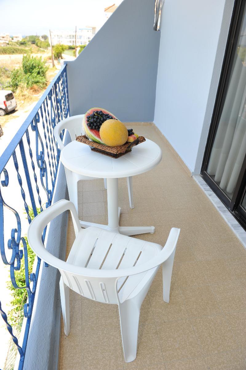 Maritime Hotel Apartments Petaloudes Buitenkant foto